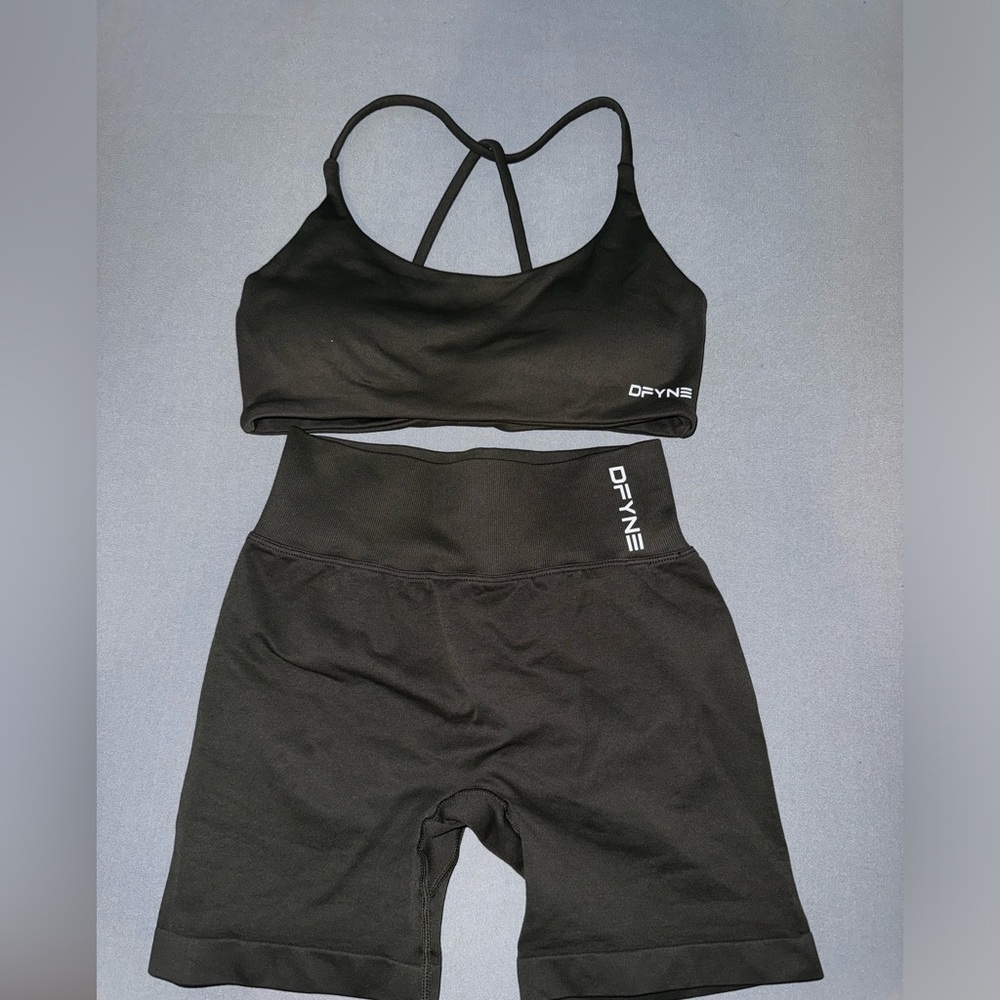 •DFYNE
•Dynamic twist back bra and short set  
•olive color